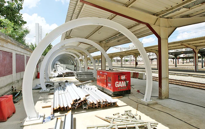 Lucrările la trotuar  sunt încă în desfăşurare  şi vor fi gata la 1 iulie