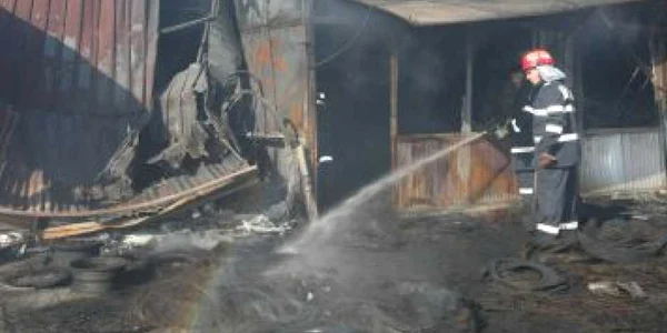 Craiova: Incendiul din Târgul Romaneşti a făcut pagube de zeci de milioane de lei