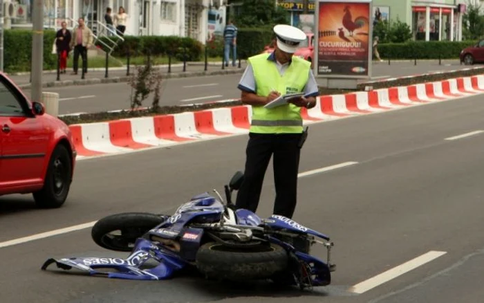 
    Într-unul dintre accidentele produse a fost implicat și un motociclist, care a fost acroșat de o mașină pe Podul Băneasa (foto:arhivă)   