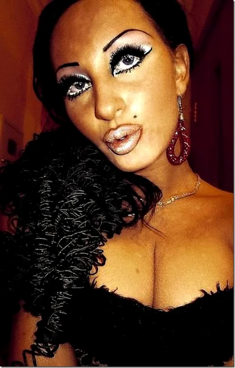 Tânăra şi-a făcut zeci de schimbări de look