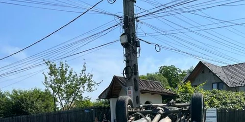 Accident Arges masina rasturnata