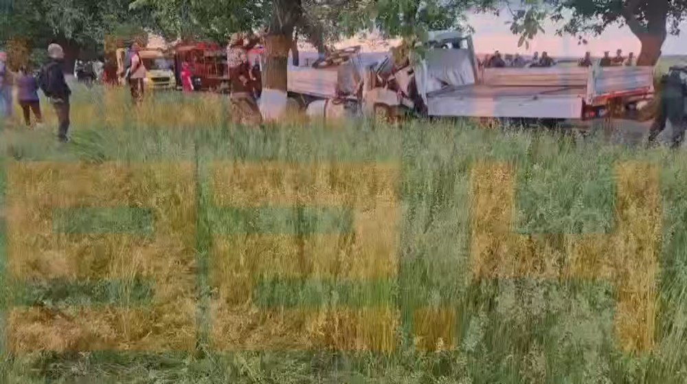  Trei persoane și-au pierdut viața în Vrancea după ce două autoutilitare s-au ciocnit violent. Traficul este blocat