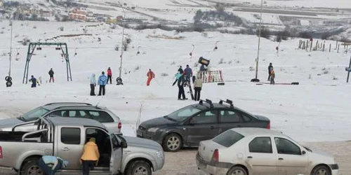 Clujenii parchează încă lângă pârtie, deşi au două spaţii special amenajate Foto: Vakarcs Lorand