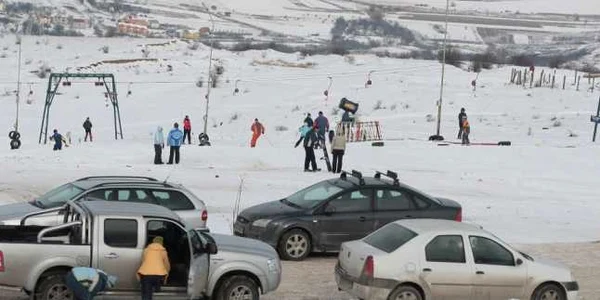 Clujenii parchează încă lângă pârtie, deşi au două spaţii special amenajate Foto: Vakarcs Lorand