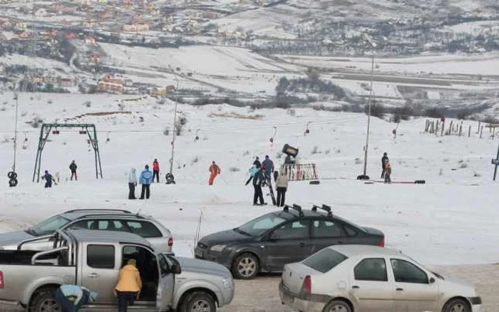 Clujenii parchează încă lângă pârtie, deşi au două spaţii special amenajate Foto: Vakarcs Lorand