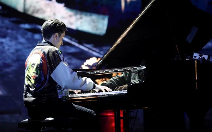 Rareş Bratu este pianistul care a intrat în finală la Românii au talent