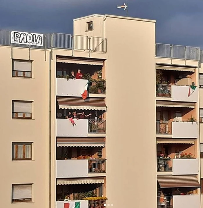 Michele şi-a declarat iubirea cu un poster fixat la ultimul etaj al blocului