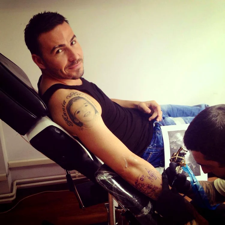 Pe acelaşi braţ, Cristea are tatuat şi chipul fiicei lui, Rania