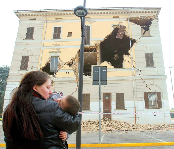 
    Un cutremur a ucis cel puţin  7 oameni (fotografii: Reuters)  