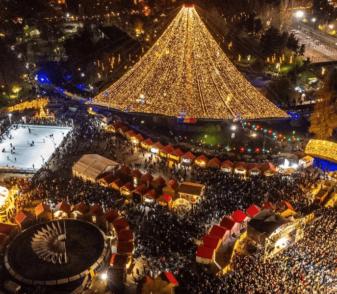 Vizitatorii Târgului de Crăciun din Drumul Taberei, sfătuiți să lase maşinile acasă. Primarul Ciucu: „Să vină cu metroul!“