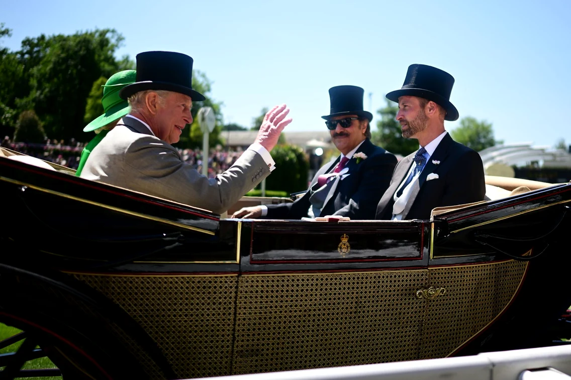 Prințul William alături de Regele Charles, Regina Camilla și Prințul Saud bin Khalid Al-Saud