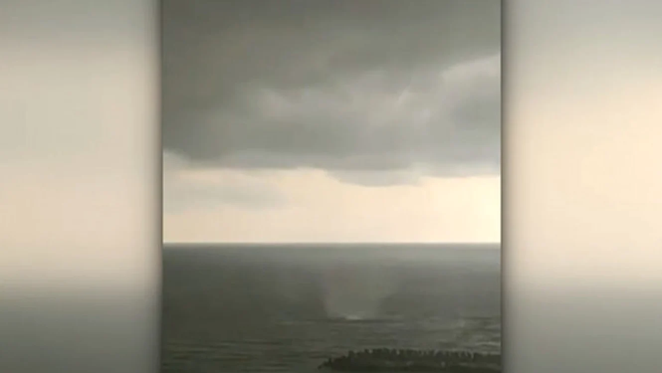 
    În Mangalia, pe mare, un turist a surprins un fenomen rar, o trombă marinăfoto: Digi24  