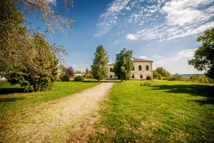 palatul de piatra  jpg jpeg