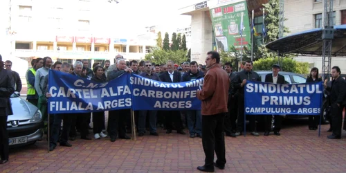 Sindicaliştii au pichetat Prefectura Argeş
