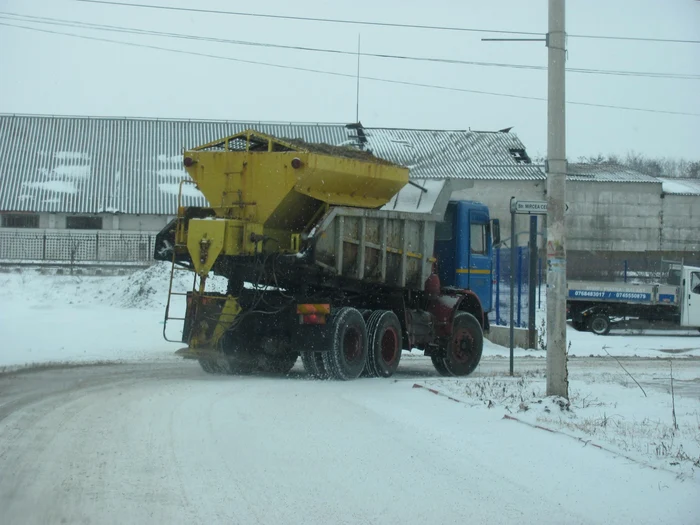 Utilajele de deszăpezire au ieşit pe teren foto: Claudiu Dumitrache