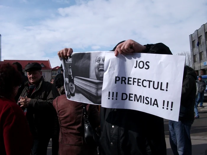 Protestatarii au cerut demisia prefectului şi a lui Traian Băsescu