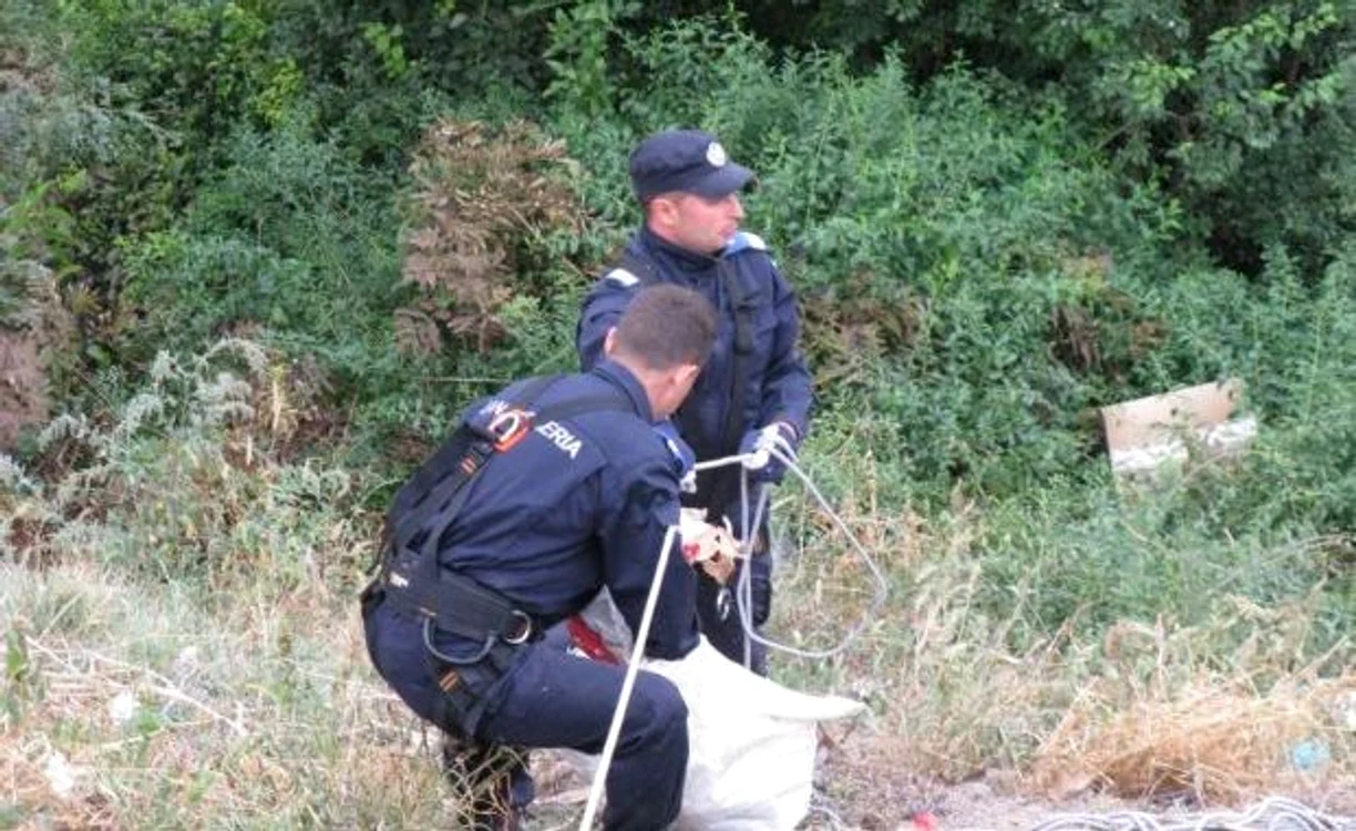 Jandarmii adună gunoaiele din zona Secu