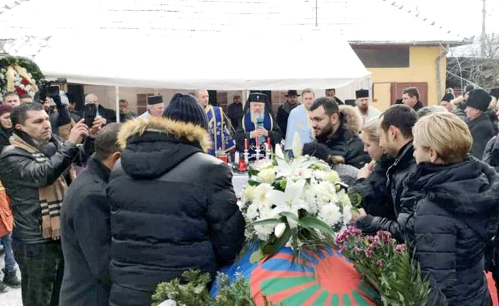 
    Mortul a fost condus la groapă de sute de persoaneFoto: adevarul.ro/monitorulcj.ro  