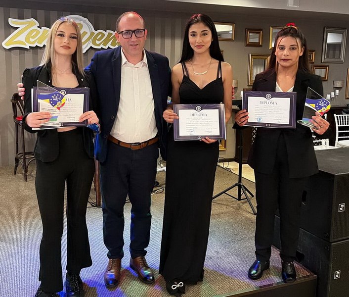 Sătenii dintr-o comună din Bihor au făcut chetă ca să trimită o elevă romă la olimpiadă. Fata s-a întors cu premiul întâi