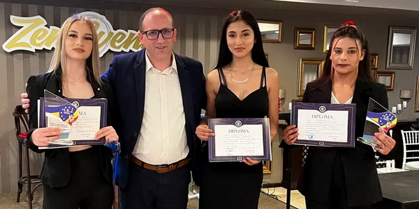 de la stanga la dreapta olimpicii din Bihor Georgiana Nistor Marinela Muntean si Sena Moldovan alaturi de profesorul ionel cordovan foto facebook cordovan jpg