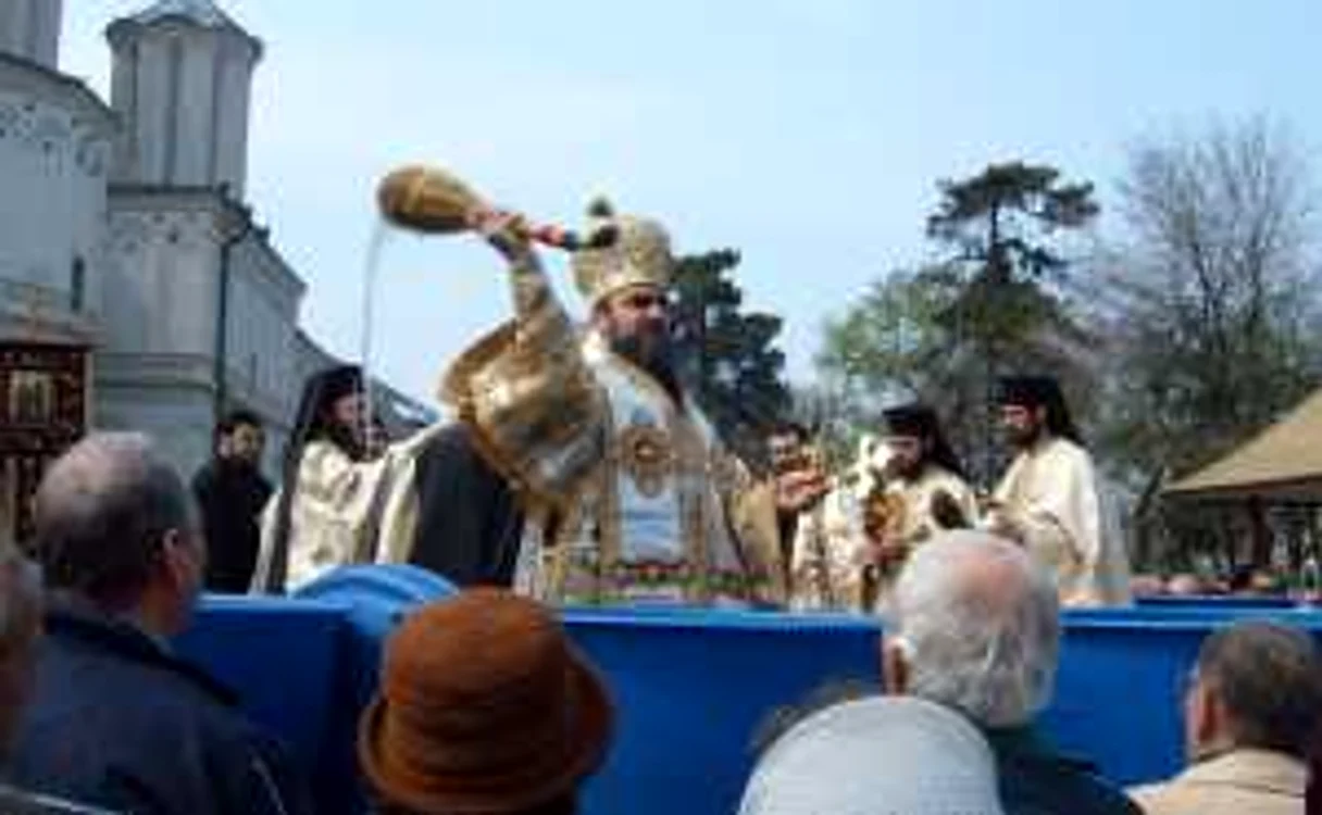 Credincioşii au fost stropiţi cu apa sfinţită - Izvorul Tămăduirii
