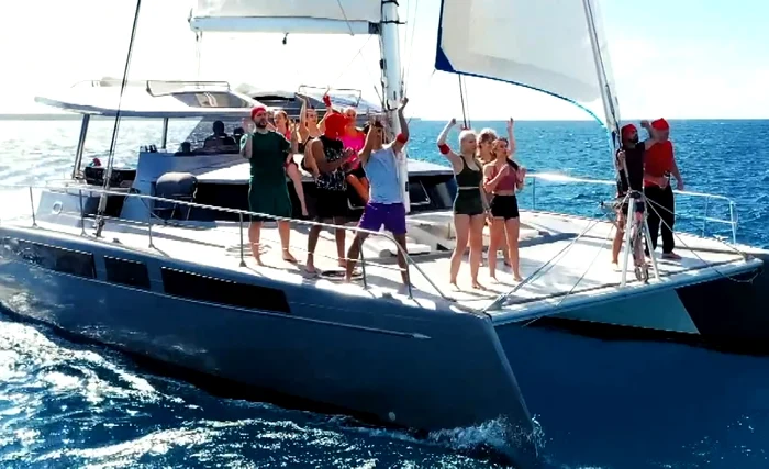 Concurenții de Survivor România pe o barcă, pe mare
