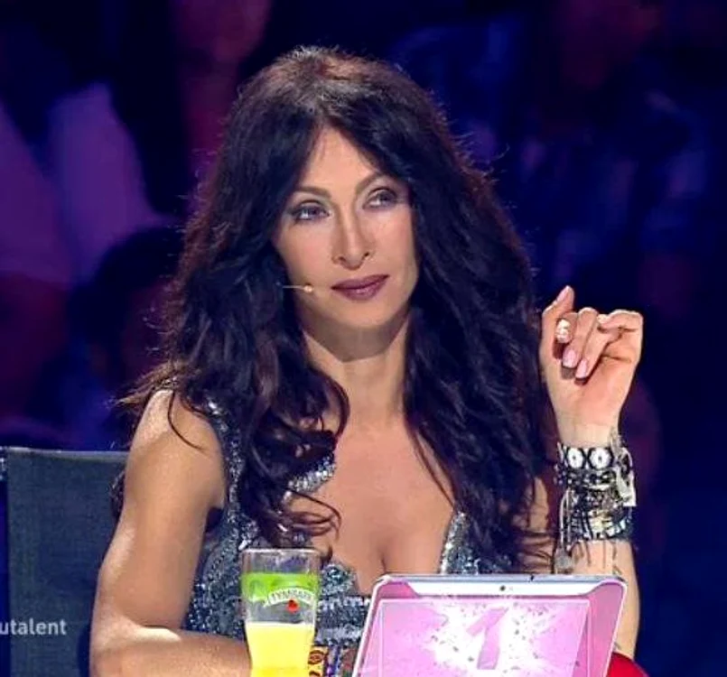 Mihaela Rădulescu şi Andra au mâncat savarinefoto: captură Pro Tv
