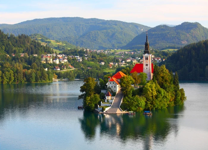 Biserica Adormirii Maicii Domnului, Bled, Slovenia. FOTO ibellhop.com