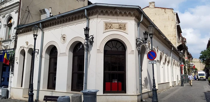Clădirea Cafenelei Vechi rezistă de aproape 240 de ani, dar în prezent stă cu ușile închise în lipsa unui întreprinzător capabil să-i pună istoria în valoareFoto: Gabriel Peneș