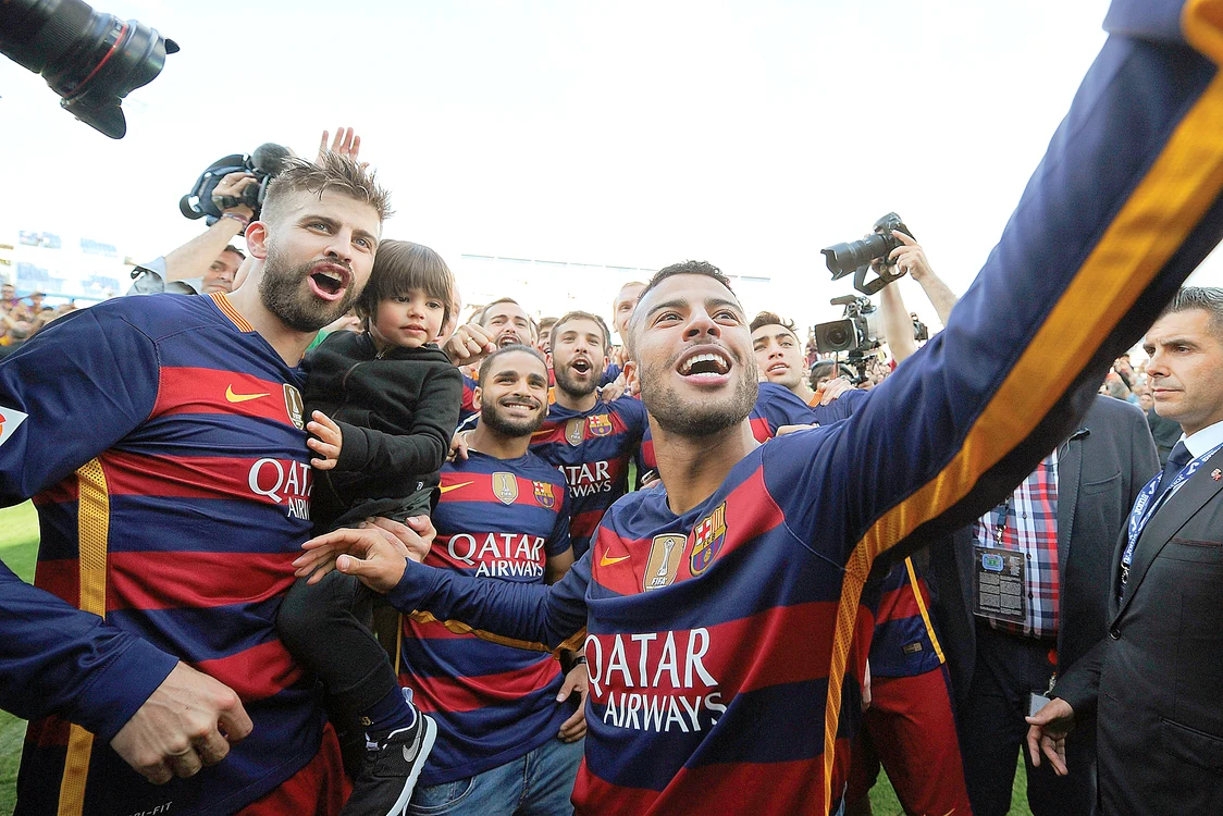 
    Fotbaliştii Barcelonei  au fost asaltaţi de fani,  pe teren, la ultimul  meci din sezon  