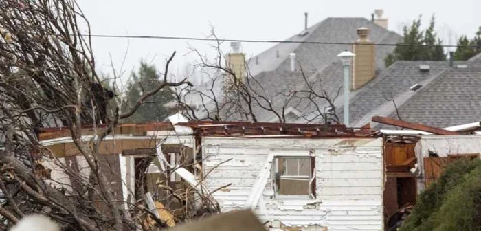 Tornadele ce au lovit statul Texas au lăsat în urmă mai mulţi morţi şi case distruse