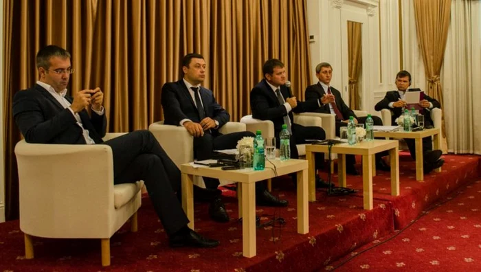 Sergiu Sîrbu (PDM), George Mocanu (PLDM), Valeriu Munteanu (PL), Igor Vremea (PCRM), alături de expertul polonez Marcin Waszak. FOTO Adevărul Moldova