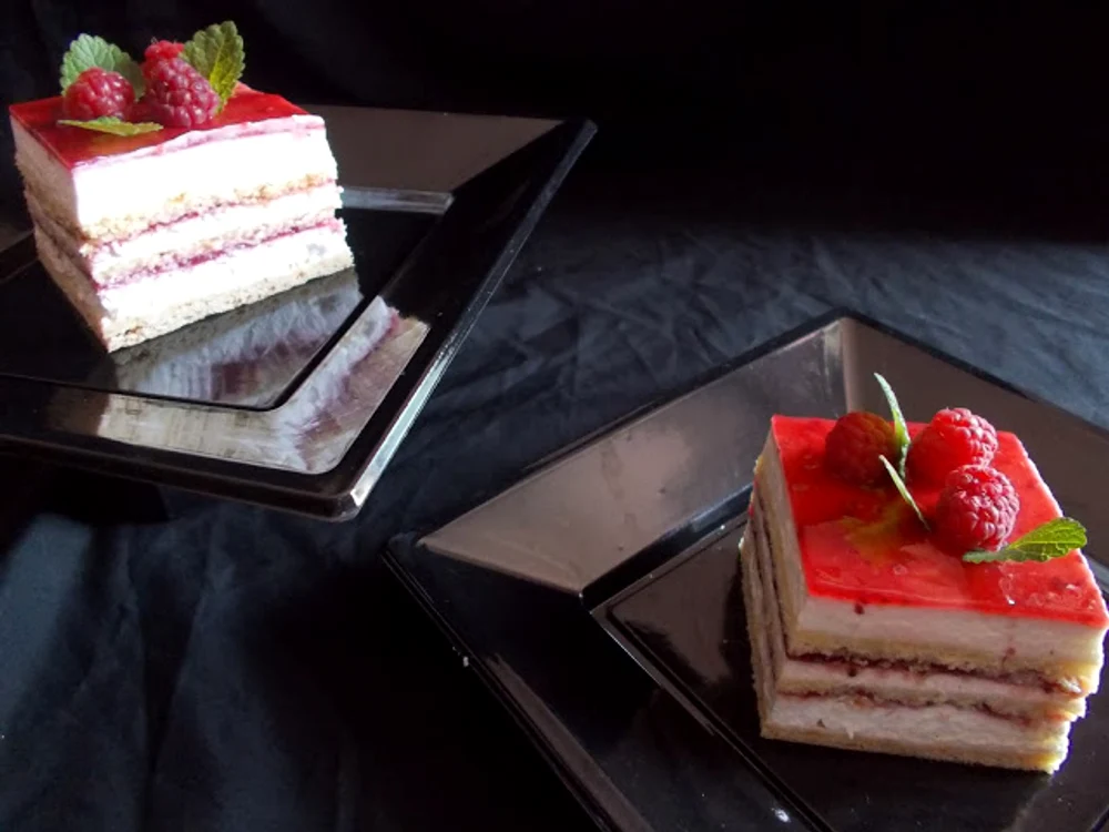 Prăjitură cu zmeură şi cremă mascarpone