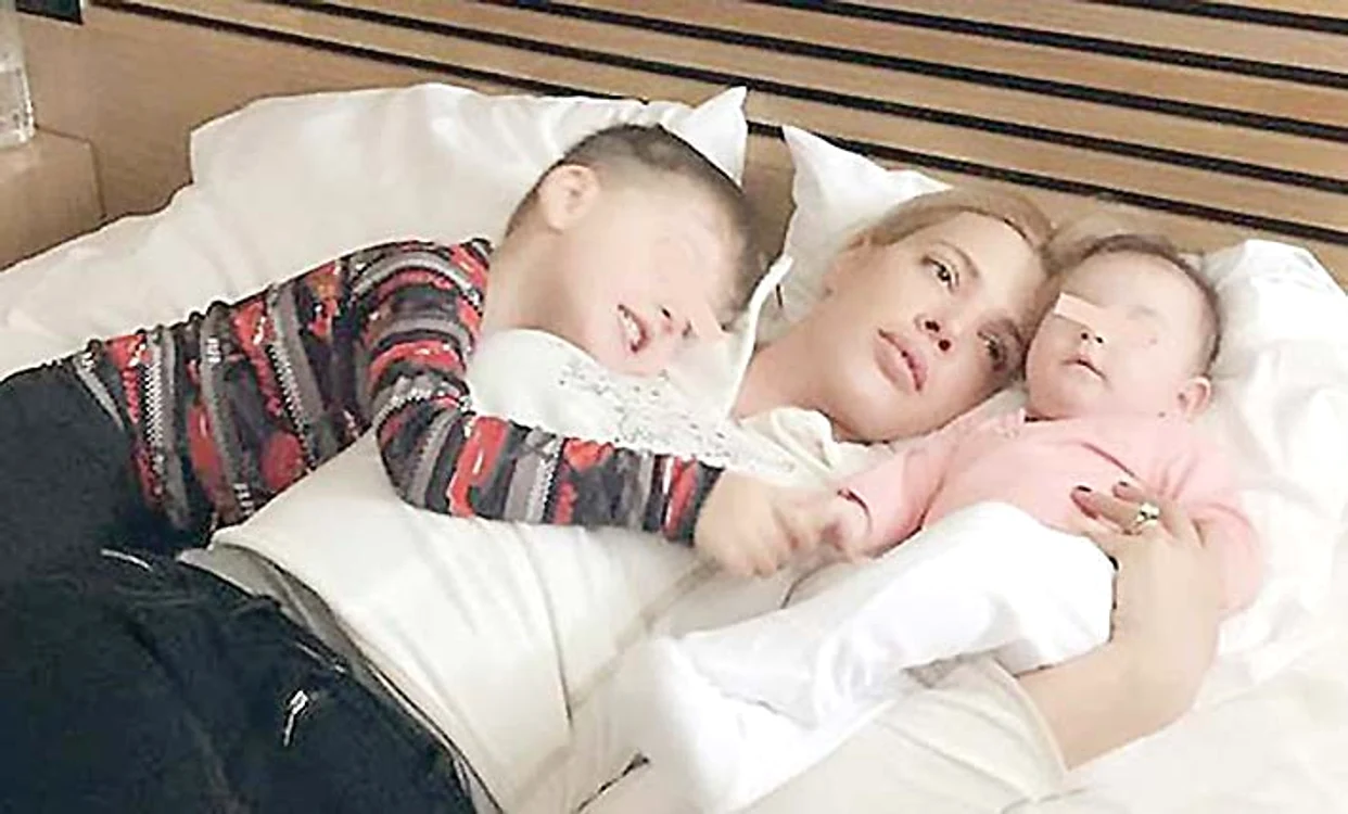 Alina, alături  de cei doi copii:  George și Gloria
