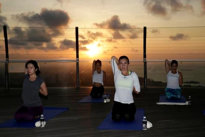 
    Simona Halep a facut yoga la SingaporeFOTO: Twitter  