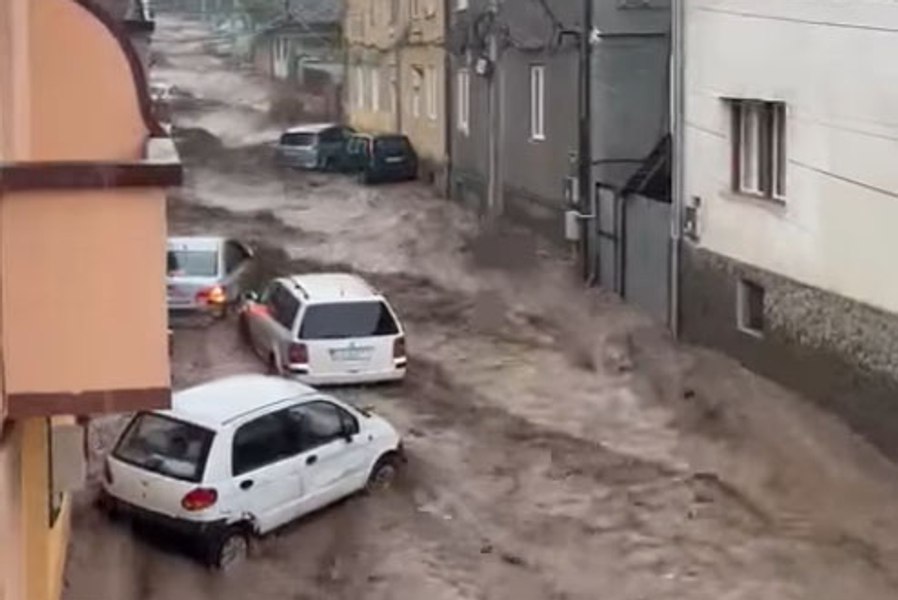 Străzi inundate la Reșița, după o rupere de nori VIDEO