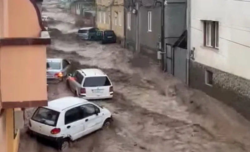 Străzile din Reșița au fost inundate