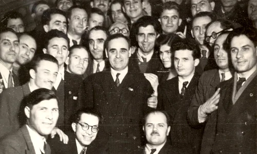 Nicolae Ceaușescu, alături de Gheorghe Gheorghiu-Dej și alți participanți la Congresul al VI-lea al PCR, în februarie 1948 (© „Fototeca online a comunismului românesc”, cota: 1/1948)