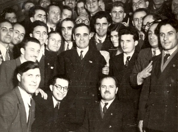 Nicolae Ceaușescu, alături de Gheorghe Gheorghiu-Dej și alți participanți la Congresul al VI-lea al PCR, în februarie 1948 (© „Fototeca online a comunismului românesc”, cota: 1/1948)