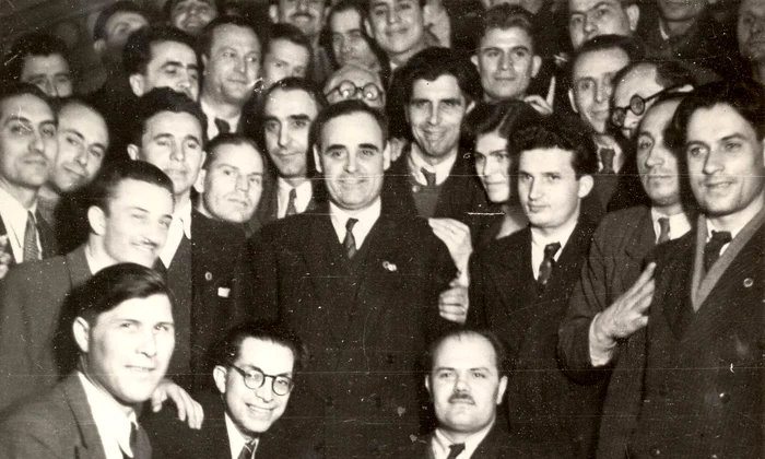 Nicolae Ceaușescu, alături de Gheorghe Gheorghiu-Dej și alți participanți la Congresul al VI-lea al PCR, în februarie 1948 (© „Fototeca online a comunismului românesc”, cota: 1/1948)