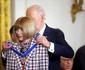 Anna Wintour decorată de Joe Biden. FOTO: Getty Images