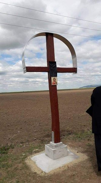 Troița salvatoare de la marginea unui drum național. Istoria știută de oamenii locului