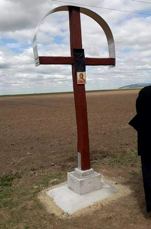 Crucea de pe marginea drumului dintre Arad și Deva FOTO Cristian Stoica 