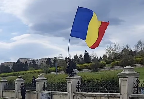 Stegarul daac s-a urcat pe gardul Parlamentului FOTO: X
