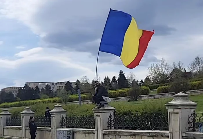 Stegarul daac s-a urcat pe gardul Parlamentului FOTO: X