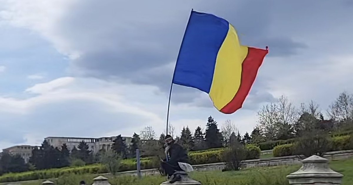 Cezar Avrămuță, amendat pentru protest pe gardul Parlamentului