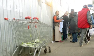 În piaţa Obor din Capitală pot fi  întâlnite cărucioare ”împrumutate”  de la un supermarket din apropiere  Într o vreme, dispăreau chiar şi  80 de cărucioare pe lună  jpeg