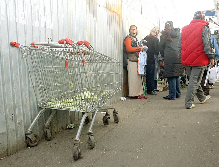În piaţa Obor din Capitală pot fi  întâlnite cărucioare ”împrumutate”  de la un supermarket din apropiere. Într-o vreme, dispăreau chiar şi  80 de cărucioare pe lună 