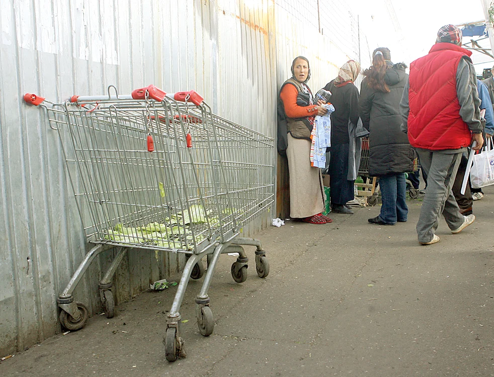 În piaţa Obor din Capitală pot fi întâlnite cărucioare ”împrumutate” de la un supermarket din apropiere. Într-o vreme, dispăreau chiar şi 80 de cărucioare pe lună