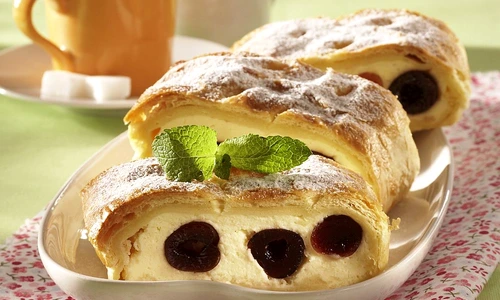 strudel cu branza si cirese jpeg